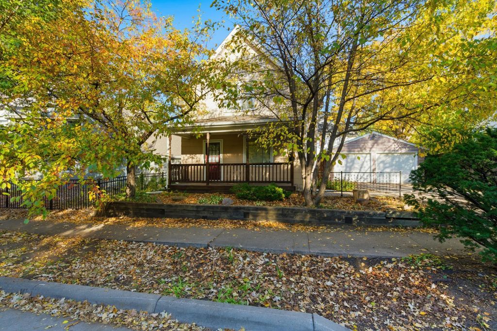 Photo of 882 Raymond Avenue, Saint Paul, MN 55114 (MLS # 6807793)