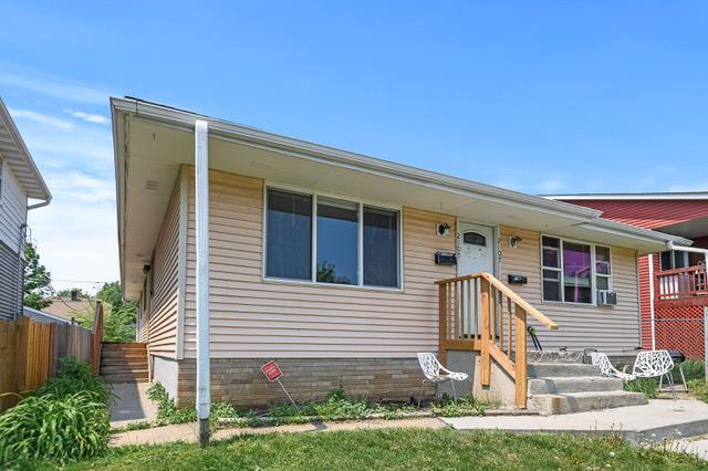 Photo of 2105 Russell Avenue N, Minneapolis, MN 55411 (MLS # 7092271)