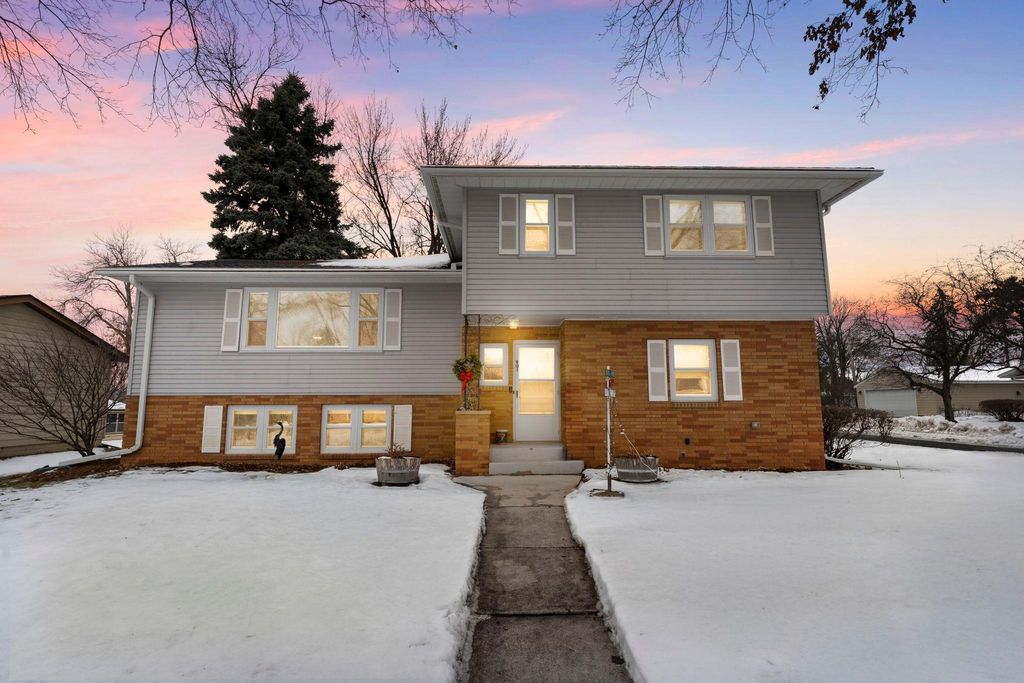 Photo of 901 Cheri Lane, Mendota Heights, MN 55120 (MLS # 7026761)