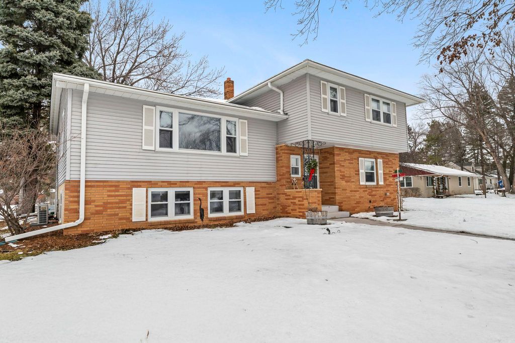 Photo of 901 Cheri Lane, Mendota Heights, MN 55120 (MLS # 7026761)