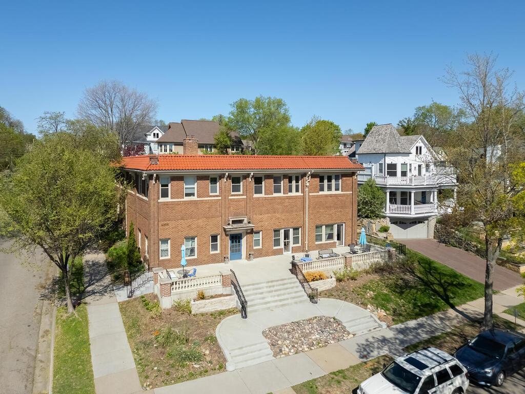 4136 Queen Avenue S 108
