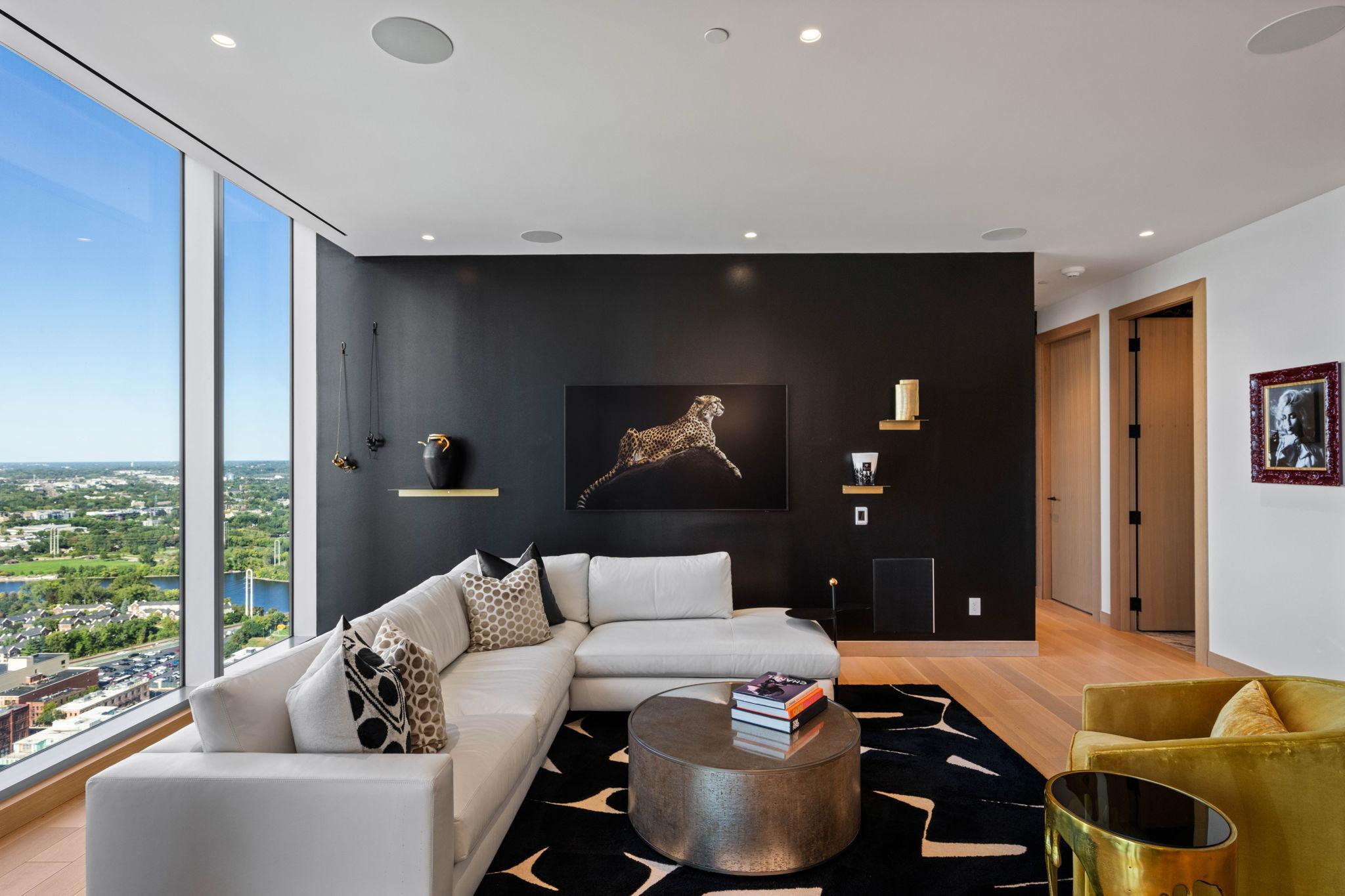 255 Hennepin Avenue 3204