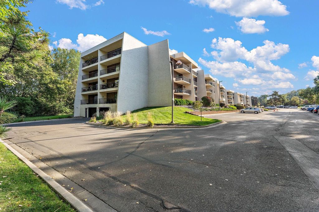 Photo of 2445 Londin Lane E #310, Maplewood, MN 55119 (MLS # 6801361)