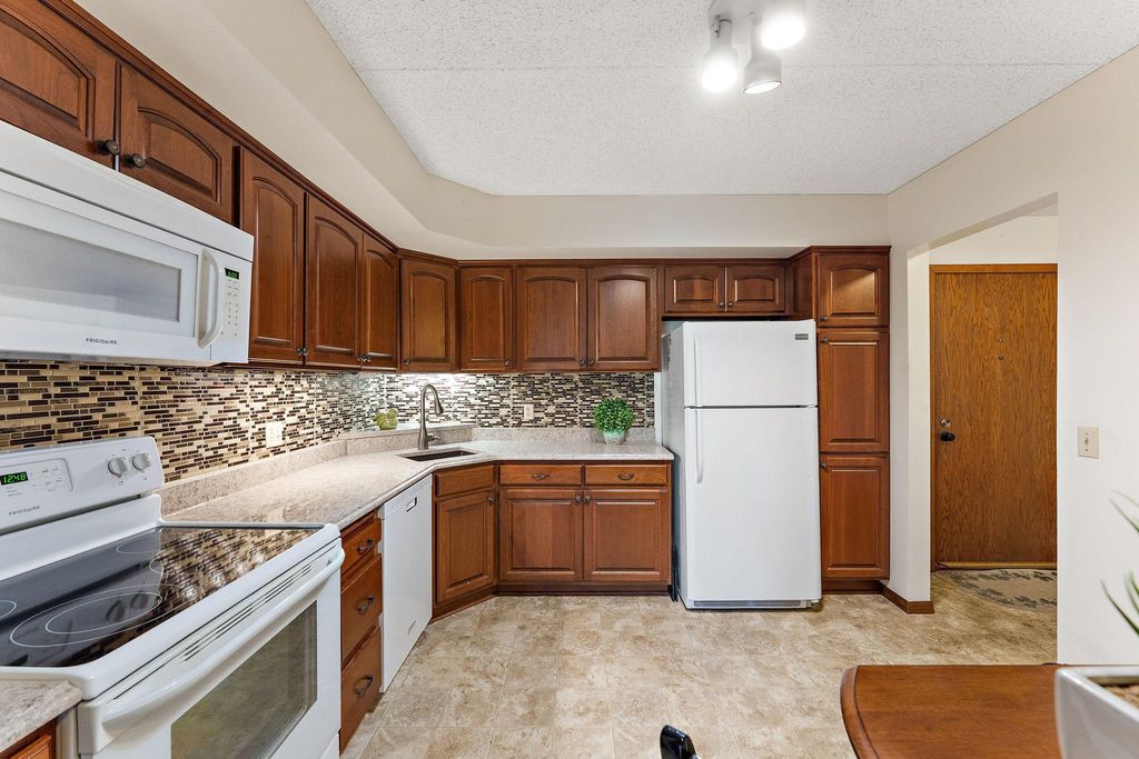 Photo of 2445 Londin Lane E #310, Maplewood, MN 55119 (MLS # 6801361)