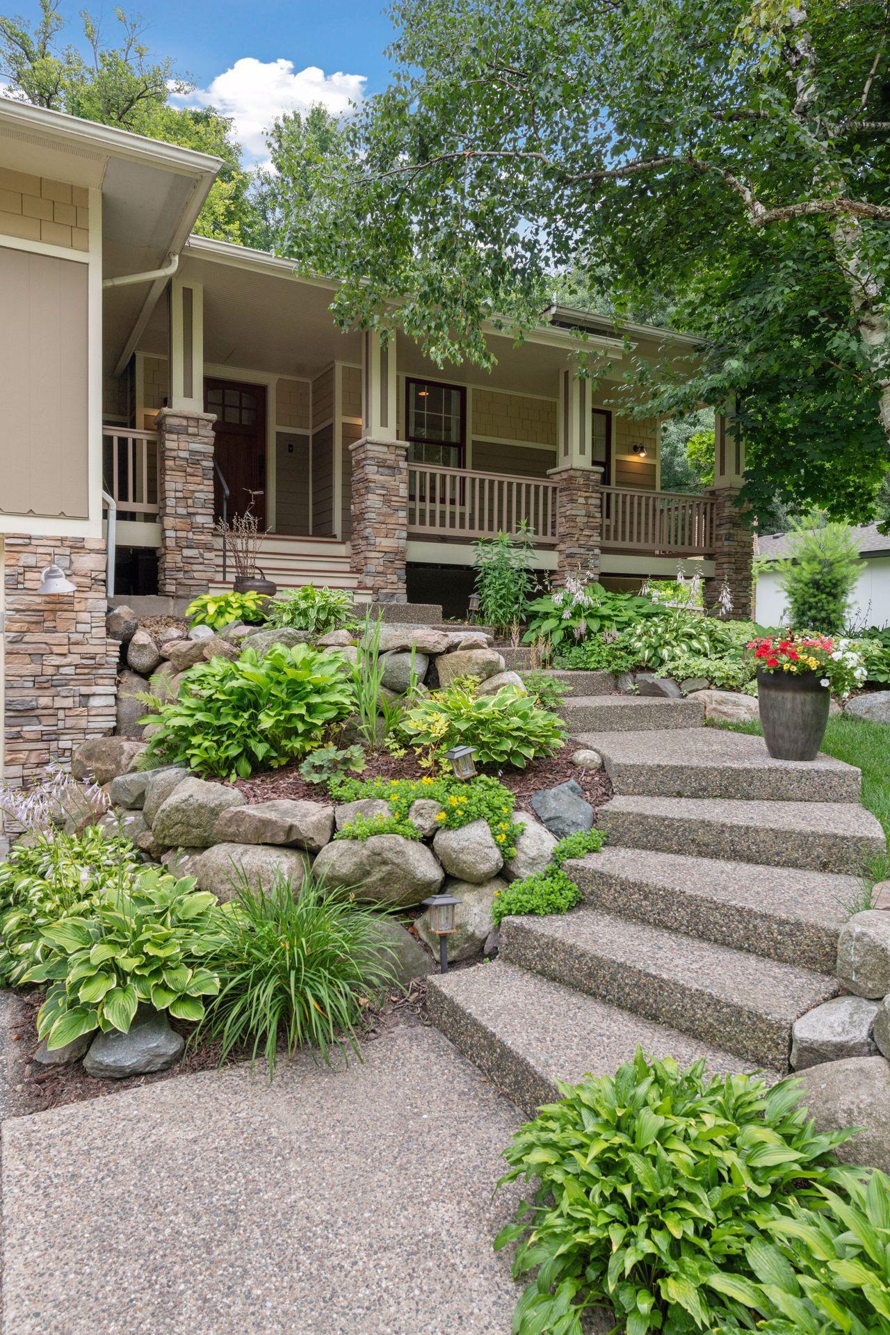 220 Glenbrook Road N