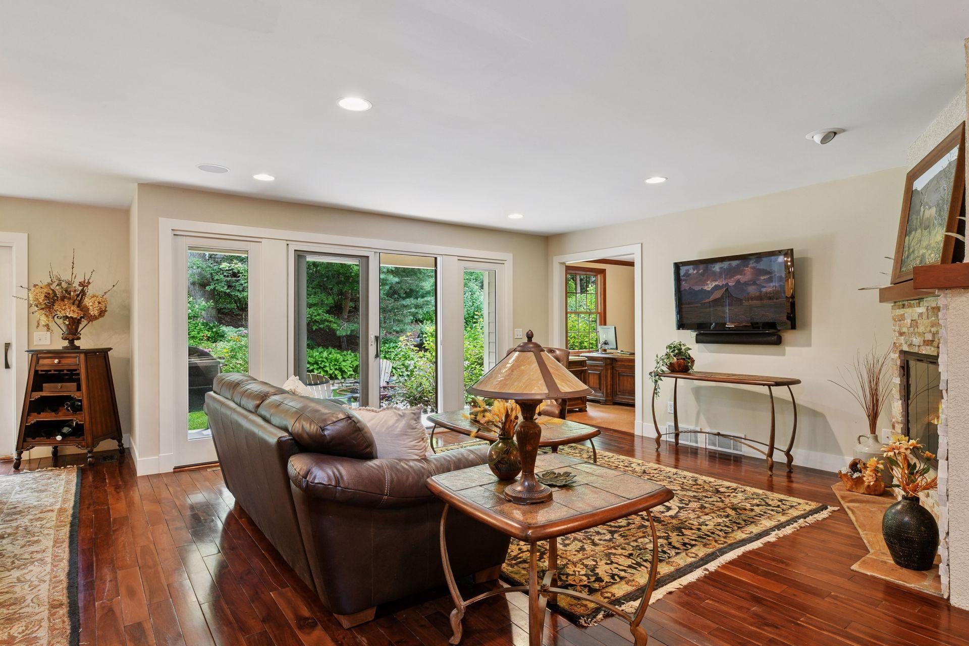 220 Glenbrook Road N
