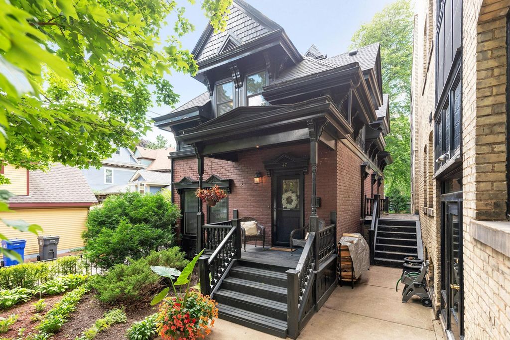 Photo of 47 Saint Albans Street N, Saint Paul, MN 55104 (MLS # 7011395)