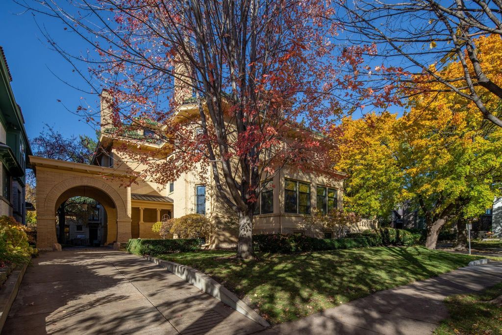Photo of 1005 Mount Curve Avenue, Minneapolis, MN 55403 (MLS # 7063328)