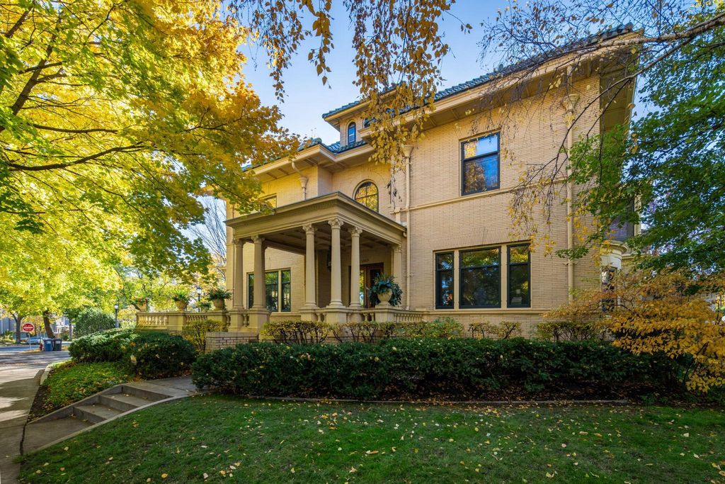Photo of 1005 Mount Curve Avenue, Minneapolis, MN 55403 (MLS # 7063328)