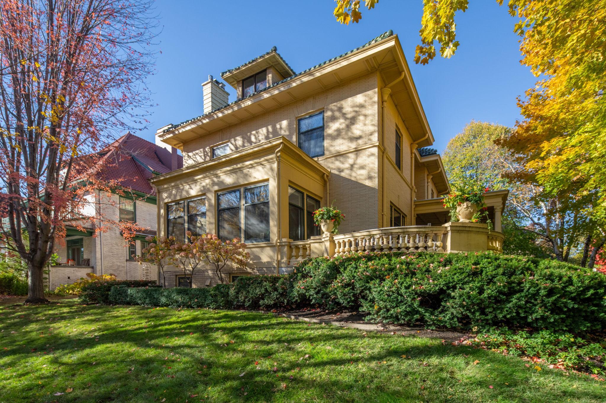 1005 Mount Curve Avenue