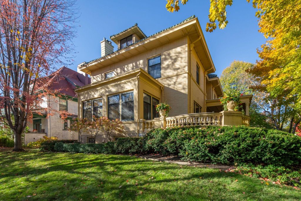 Photo of 1005 Mount Curve Avenue, Minneapolis, MN 55403 (MLS # 7063328)