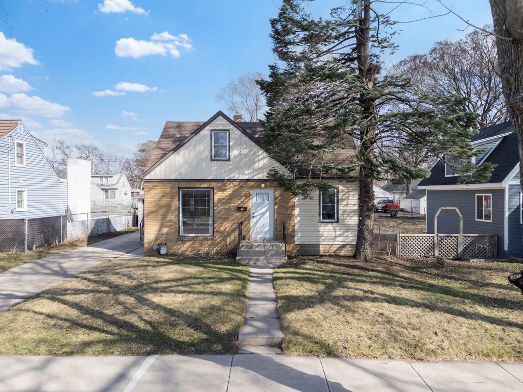 Photo of 921 11th Street SE, Rochester, MN 55904 (MLS # 7036223)