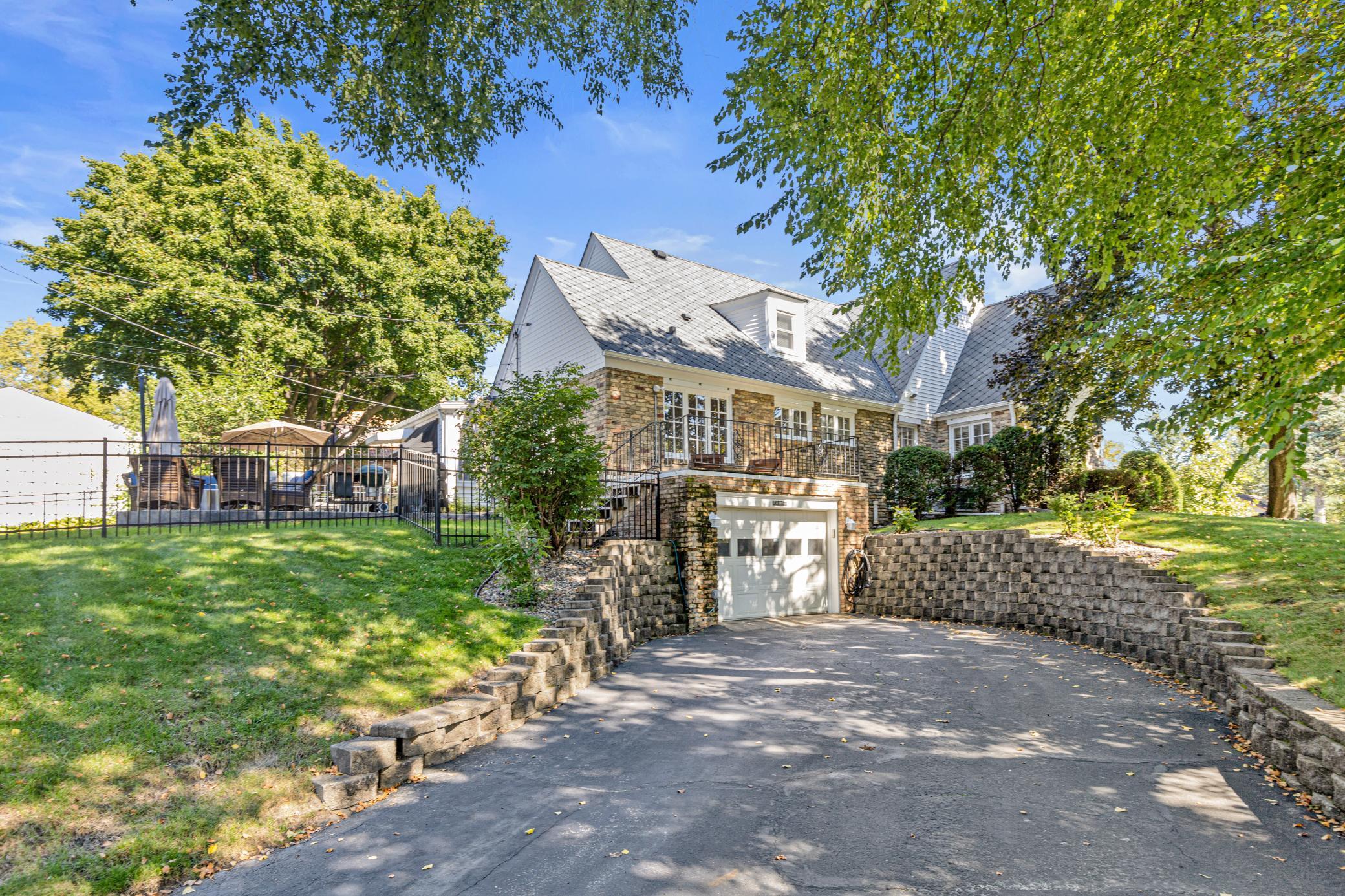 475 Mount Curve Boulevard