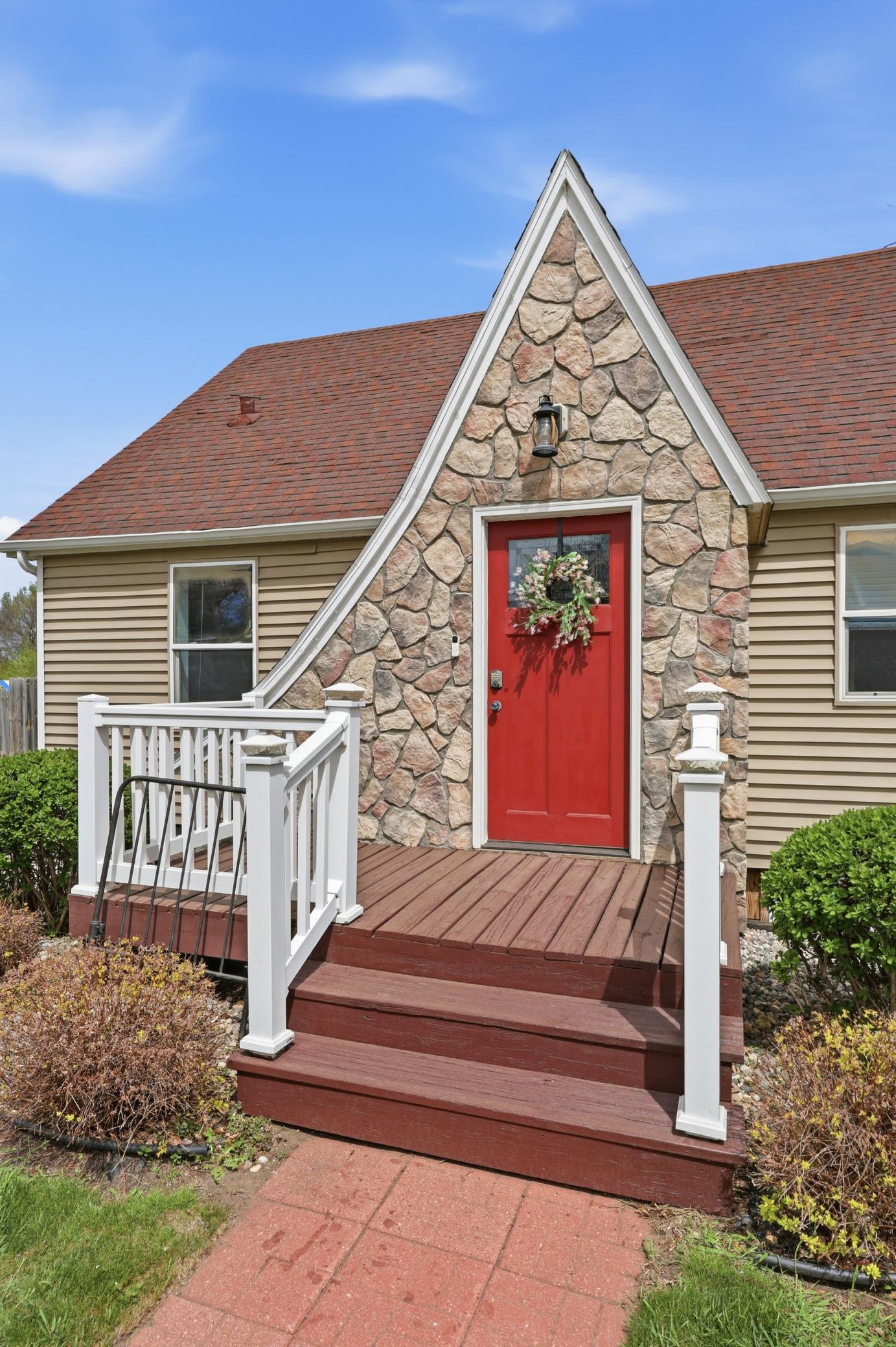 224 Elm Street W