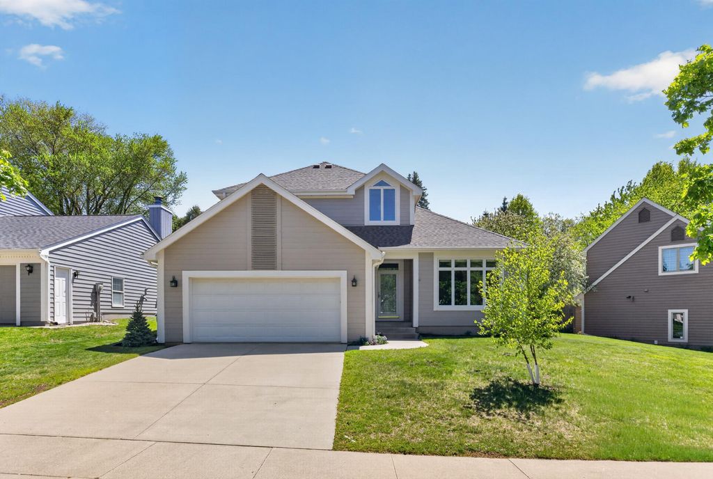 Photo of 1052 Foxcroft Circle SW, Rochester, MN 55902 (MLS # 7072967)
