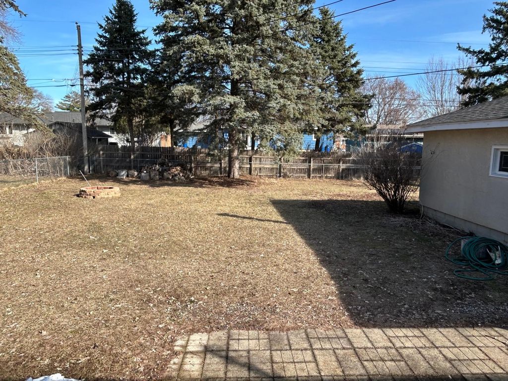 Photo of 2121 Mapleview Avenue, Maplewood, MN 55109 (MLS # 6716576)