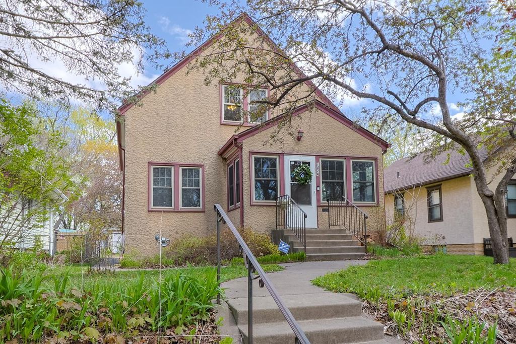 Photo of 1424 Edgerton Street, Saint Paul, MN 55101 (MLS # 7065033)