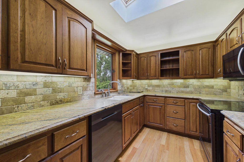 Photo of 2918 Oakland Road, Hopkins, MN 55305 (MLS # 7092220)