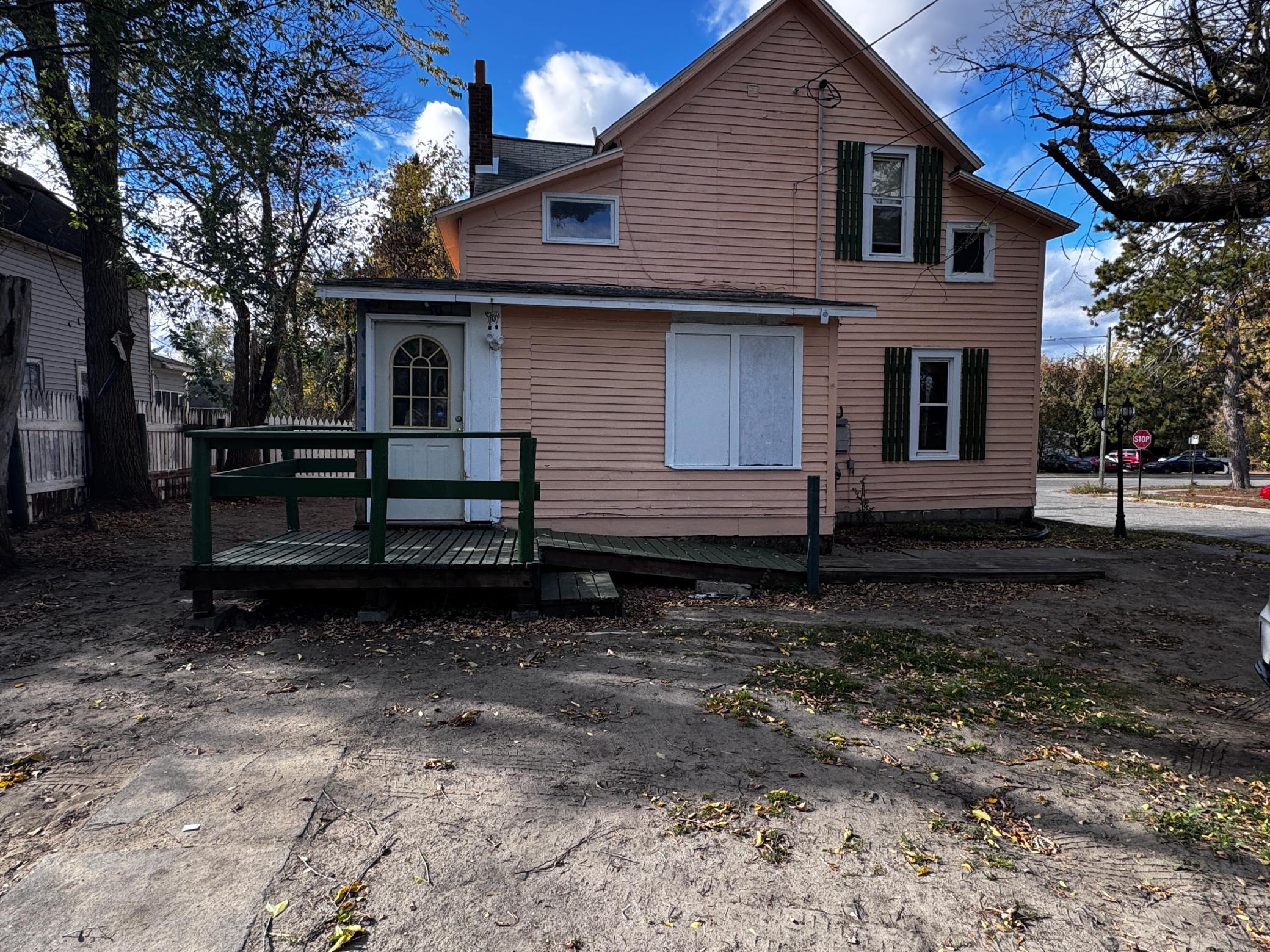 211 Maple Avenue NE