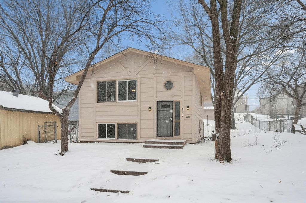 Photo of 2509 N 6th Street, Minneapolis, MN 55411 (MLS # 7010898)