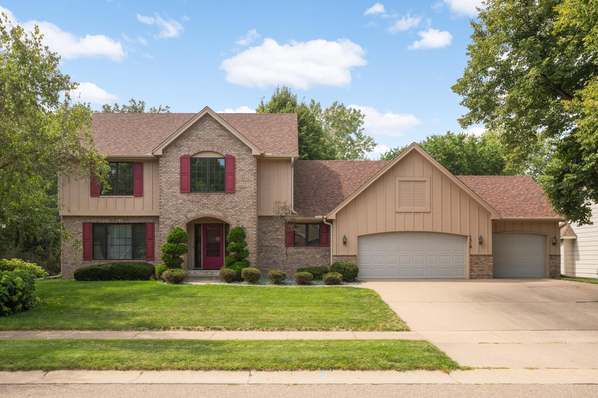 1318 W Royal Oaks Drive