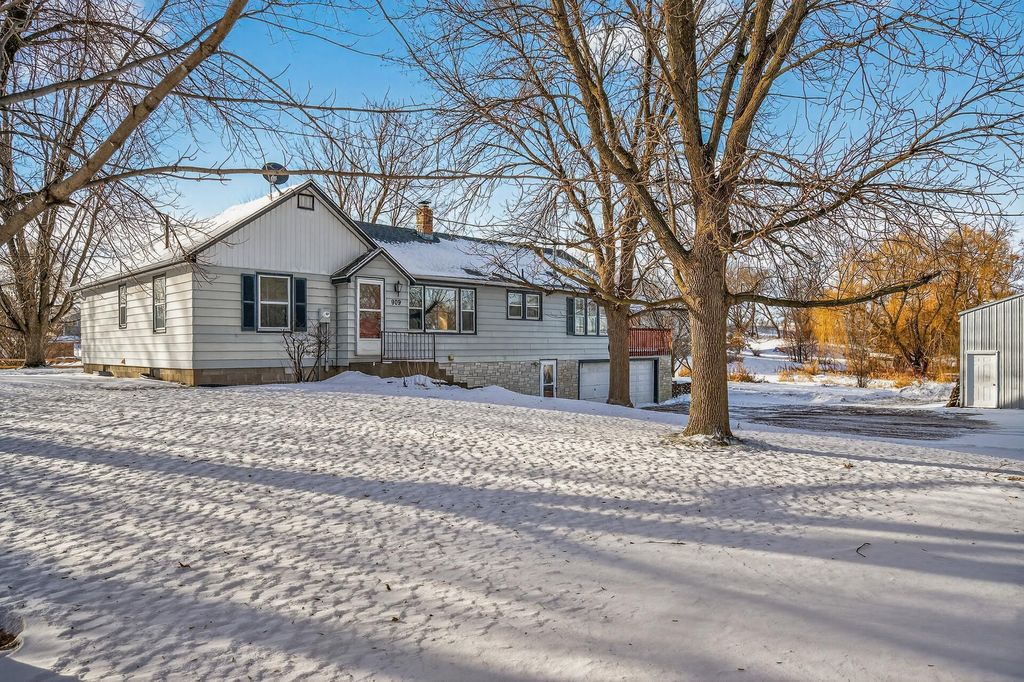 Photo of 909 Pacific Avenue, Waverly, MN 55390 (MLS # 7010008)