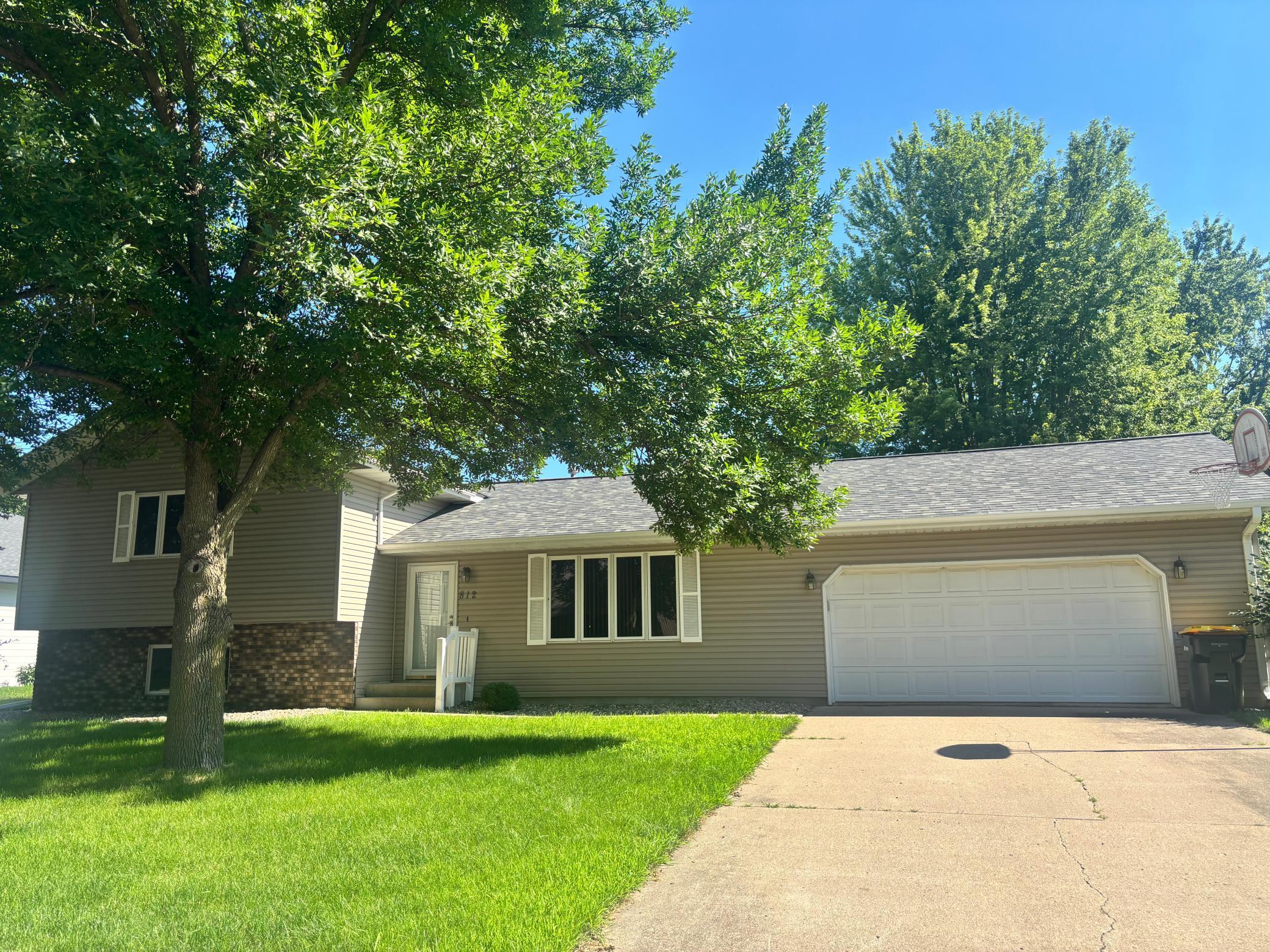 Photo 1 of 23 — 812 E Oak Street, Redwood Falls, MN 56283