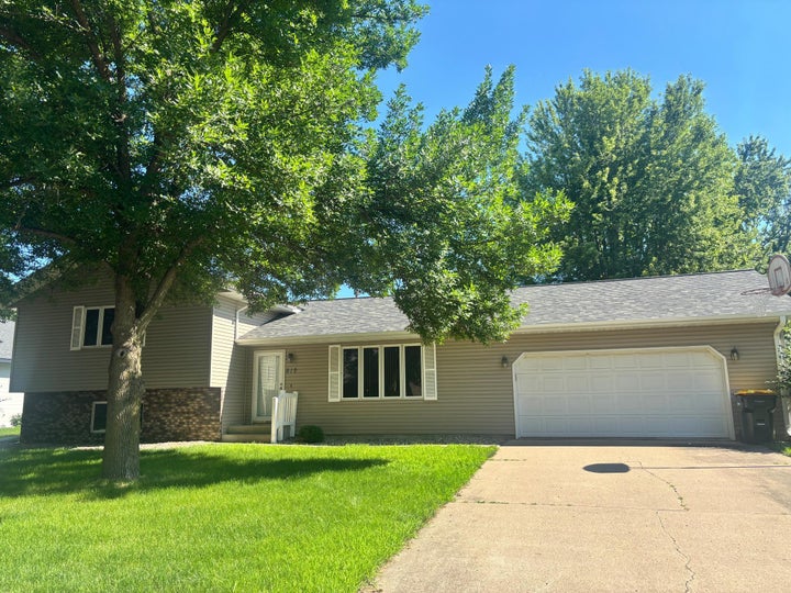 Photo 1 of 23 — 812 E Oak Street, Redwood Falls, MN 56283