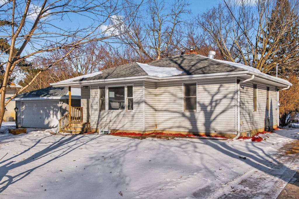 Photo of 2561 Harvester Avenue E, Maplewood, MN 55119 (MLS # 7018012)