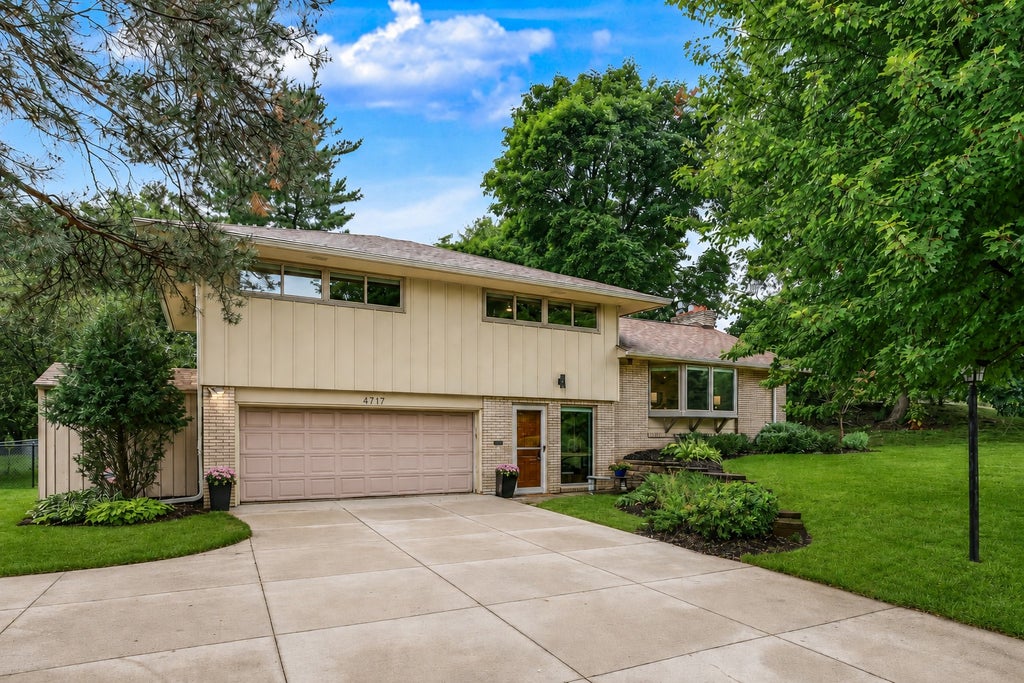 Photo of 4717 Glenwood Avenue, Golden Valley, MN 55422 (MLS # 7133261)