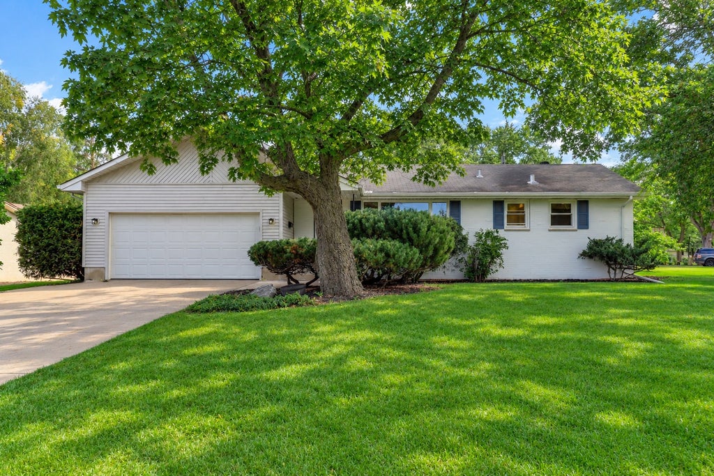 Photo of 3988 Wisconsin Avenue N, New Hope, MN 55427 (MLS # 7149038)
