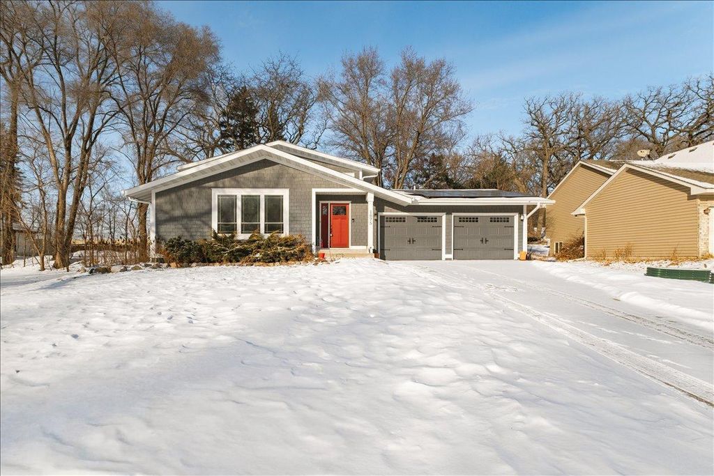Photo of 1075 Sherren Street W, Roseville, MN 55113 (MLS # 7011154)