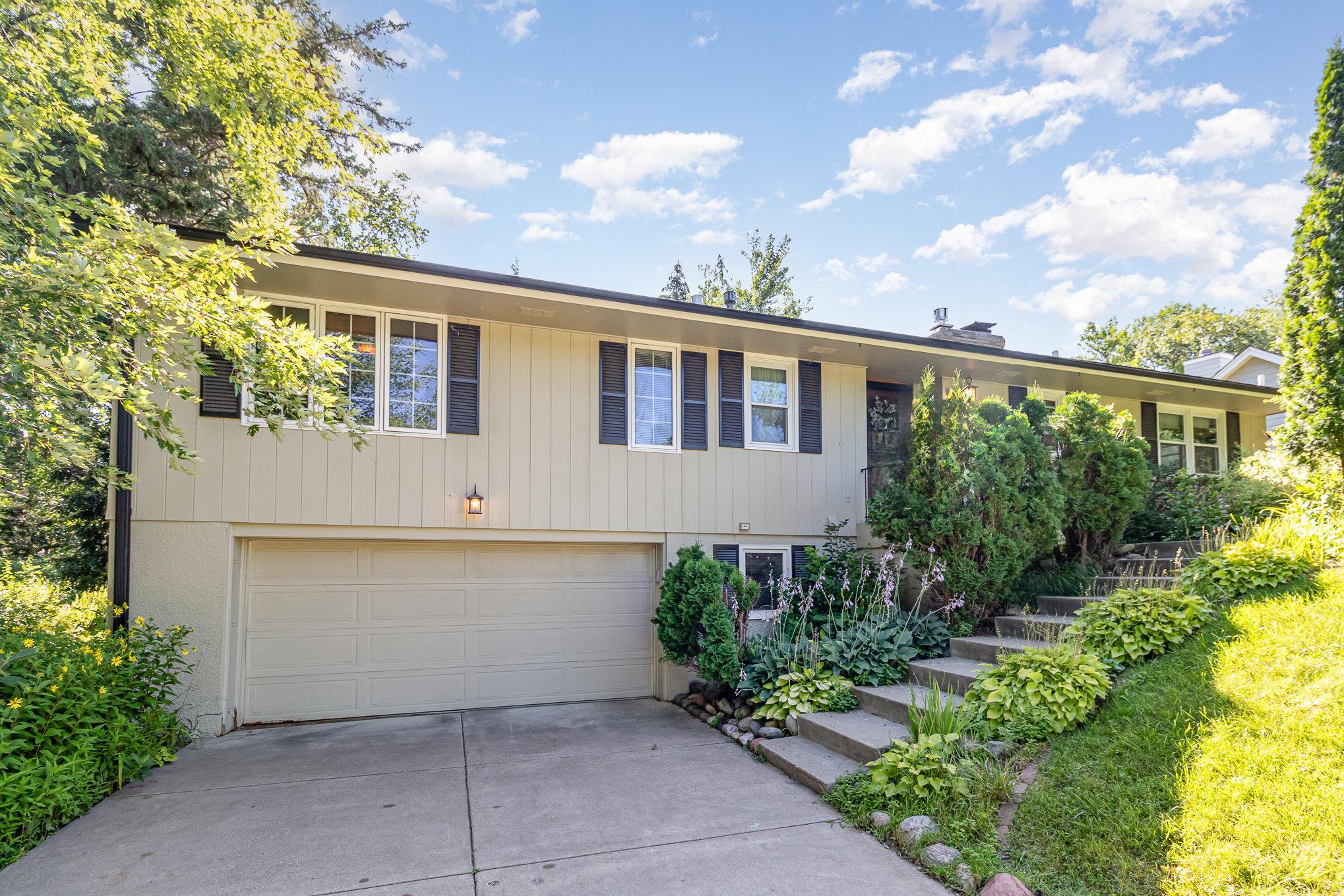 5513 Mirror Lakes Drive