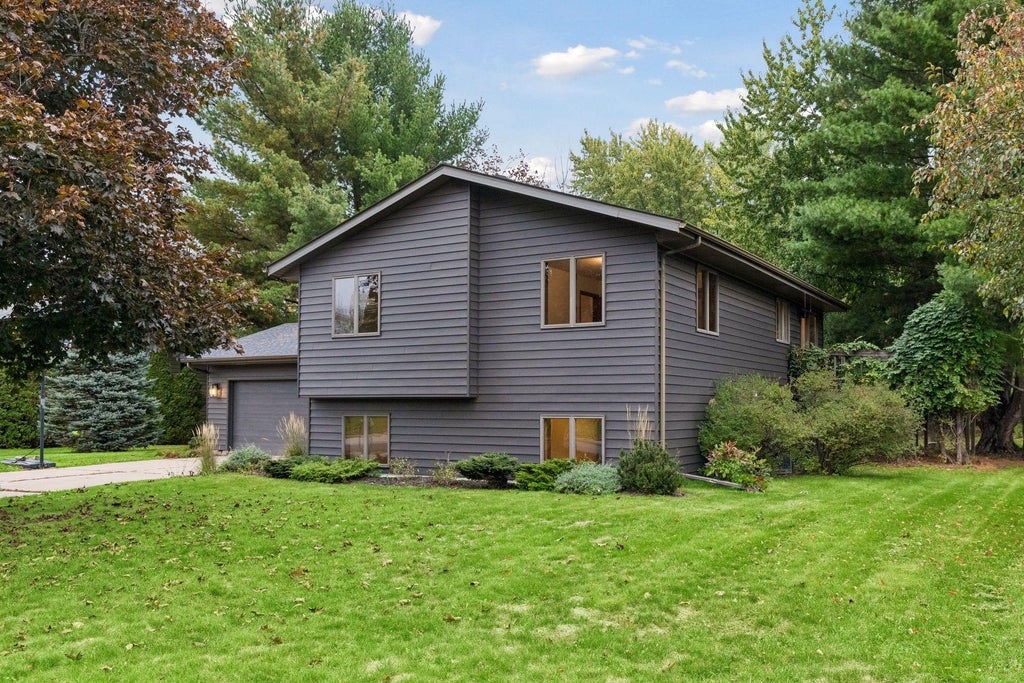 Photo of 1112 Grandview Drive, Hudson, WI 54016 (MLS # 7145212)