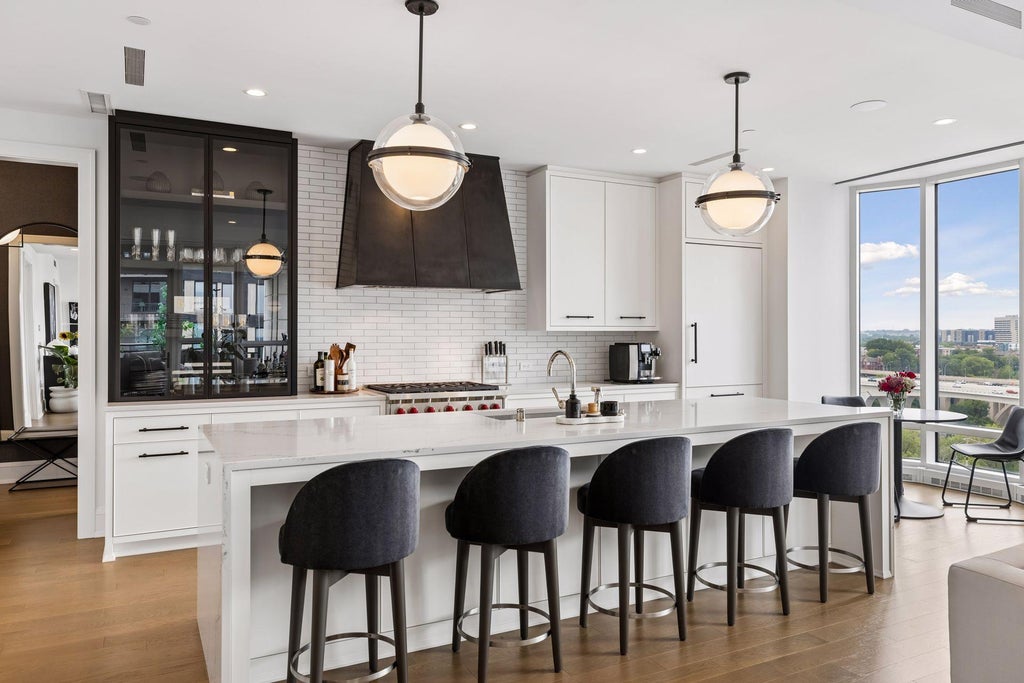 Photo of 1111 W River Parkway #10E, Minneapolis, MN 55415 (MLS # 7120437)