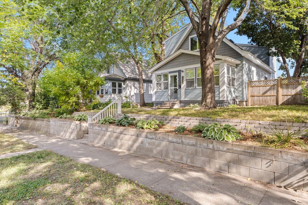 Photo of 606 Cromwell Avenue, Saint Paul, MN 55104 (MLS # 7023982)