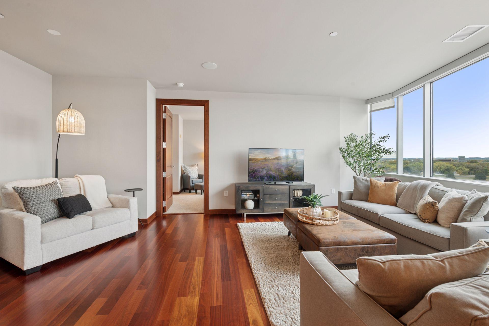 3209 Galleria 905