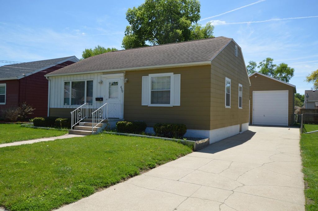 Photo of 630 15th Street NE, Rochester, MN 55906 (MLS # 7078310)