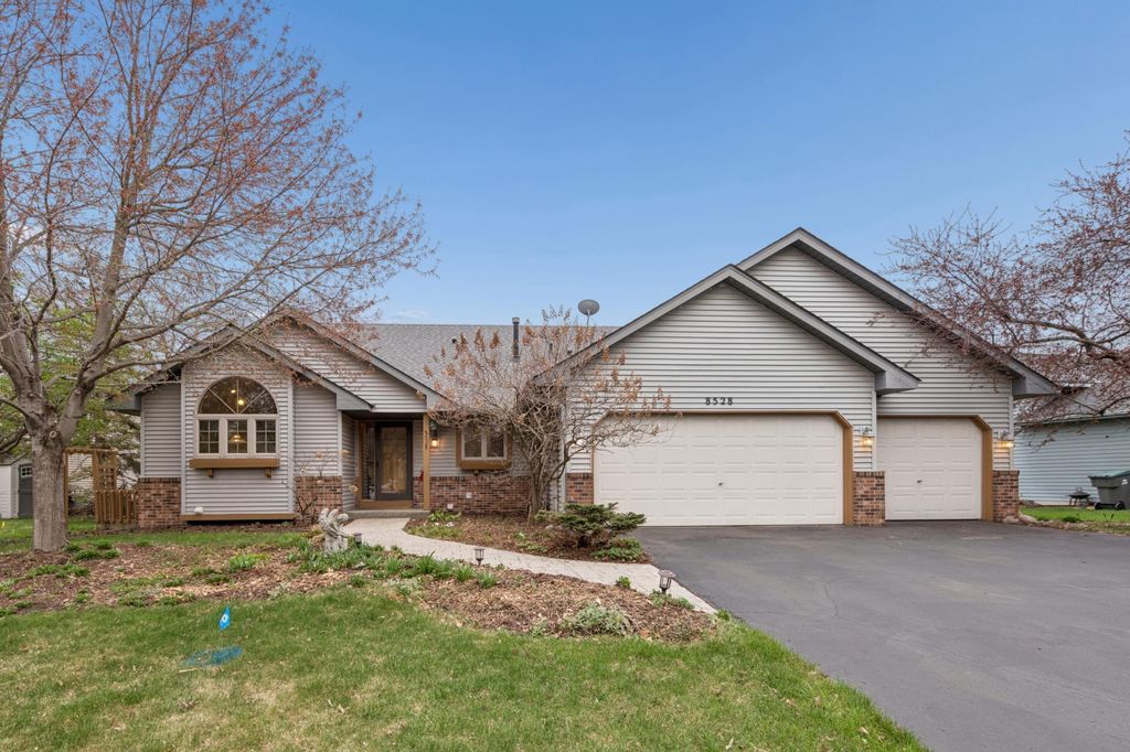 Photo of 8528 Flamingo Drive, Chanhassen, MN 55317 (MLS # 7077395)