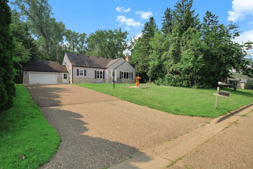 Photo of 770 Viking Drive E, Maplewood, MN 55117 (MLS # 7064266)
