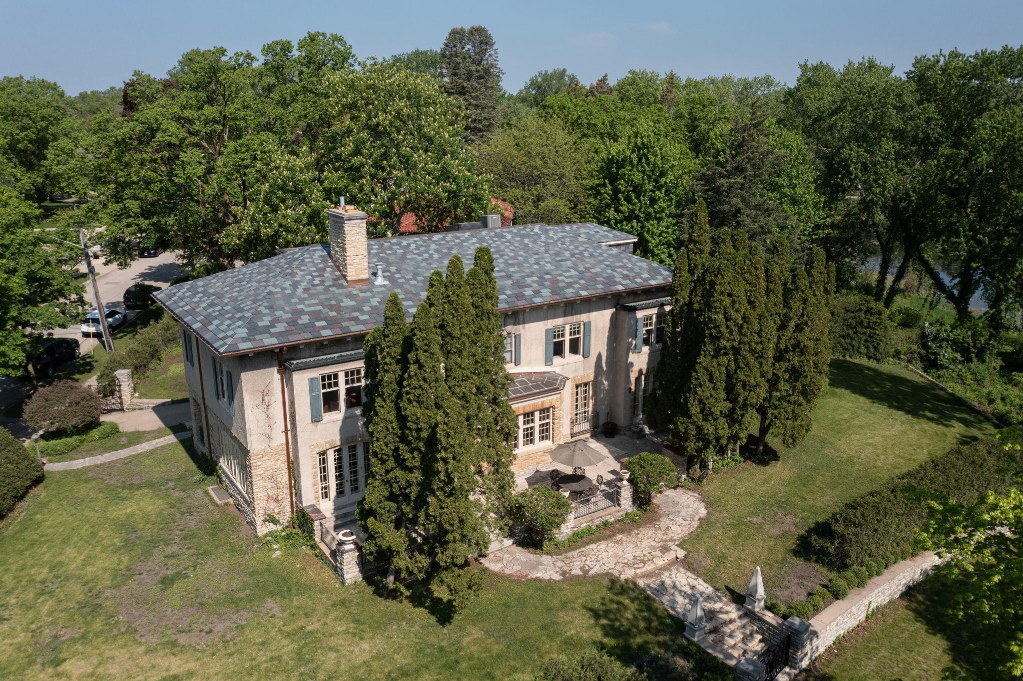 2728 Dean Parkway