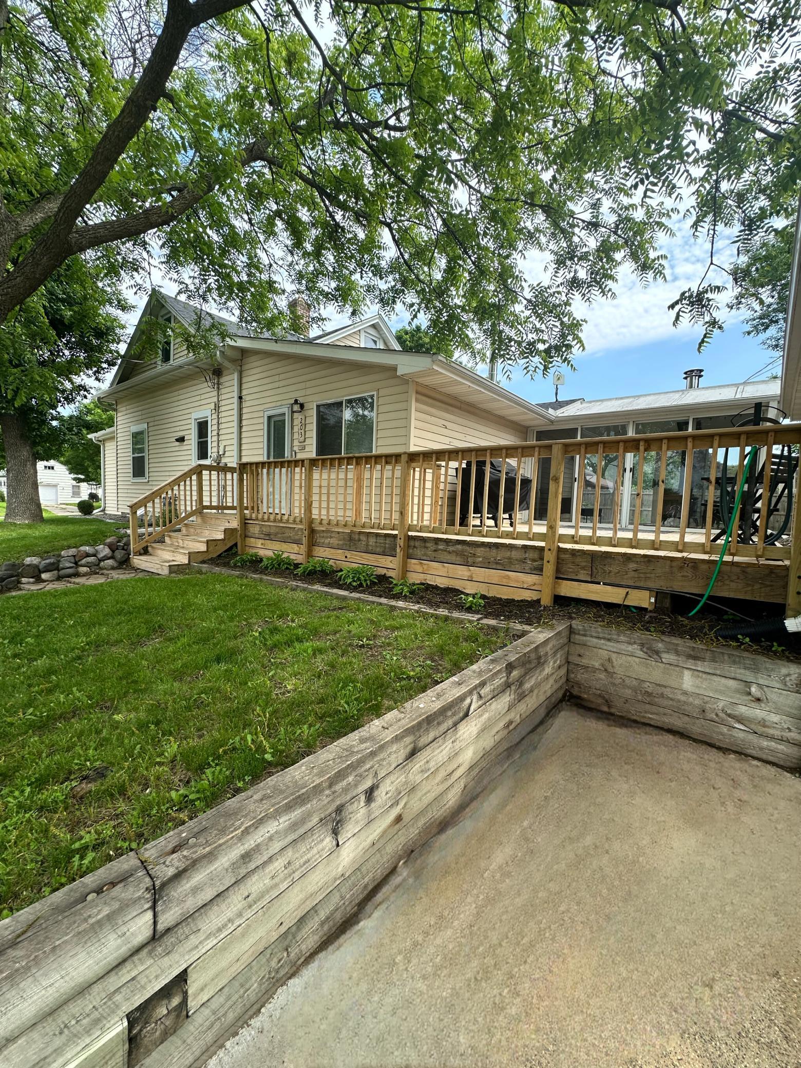 203 Lake Street E