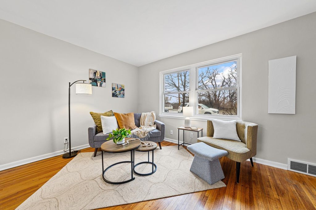 Photo of 996 Cleveland Avenue S, Saint Paul, MN 55116 (MLS # 7037070)