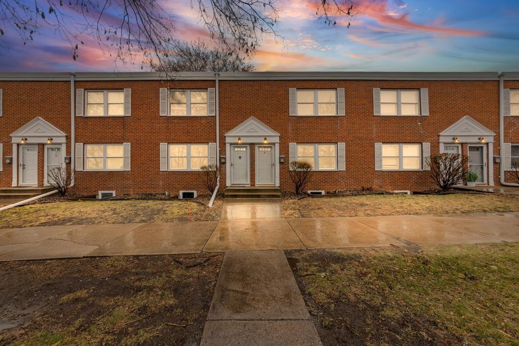 Photo of 996 Cleveland Avenue S, Saint Paul, MN 55116 (MLS # 7037070)