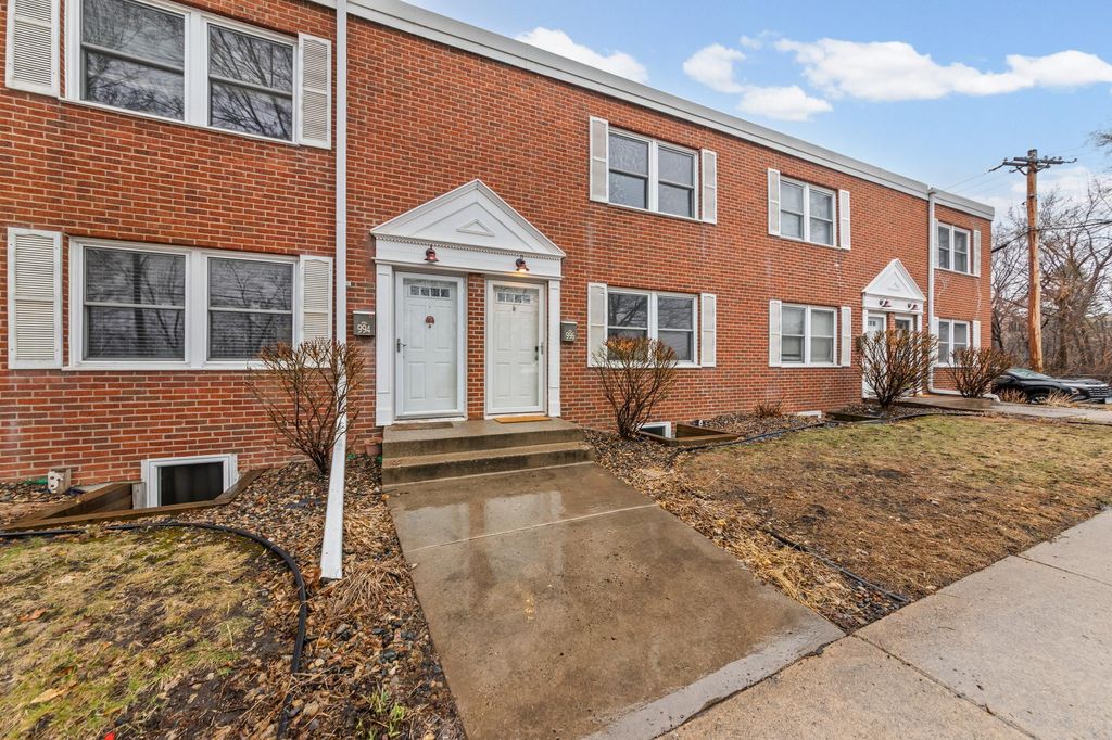 Photo of 996 Cleveland Avenue S, Saint Paul, MN 55116 (MLS # 7037070)