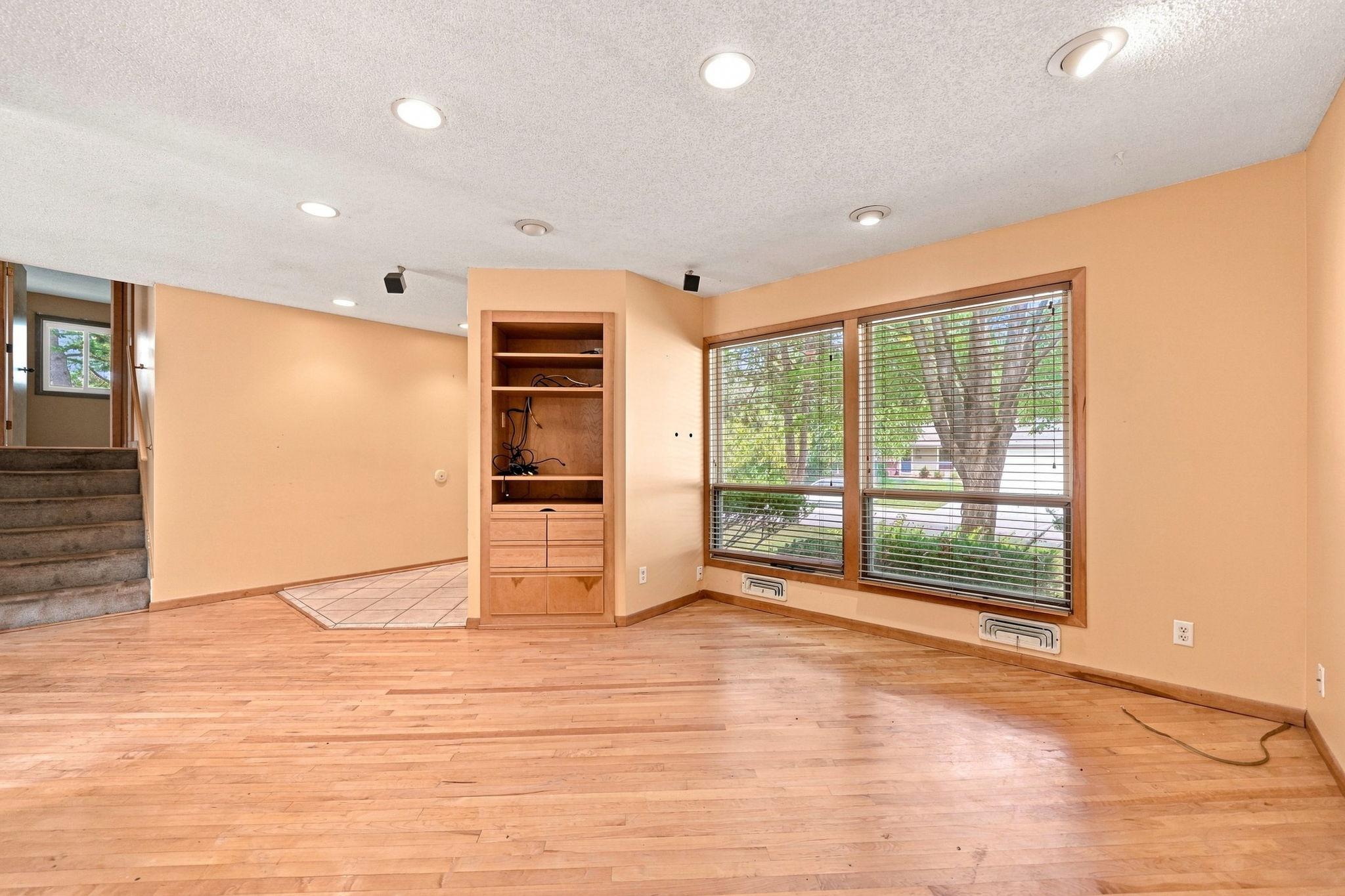 2527 Interlachen Drive
