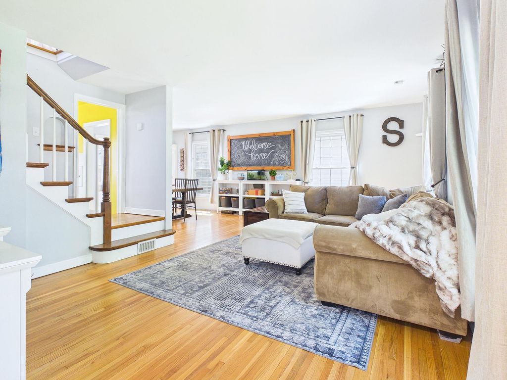 Photo of 674 Montana Avenue E, Saint Paul, MN 55106 (MLS # 7069594)