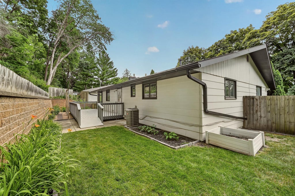 Photo of 1019 11th Street SW, Rochester, MN 55902 (MLS # 7090282)