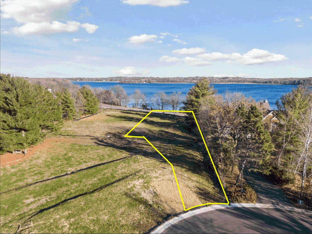 Photo of 3921x White Oak Lane, Chanhassen, MN 55331 (MLS # 7154491)