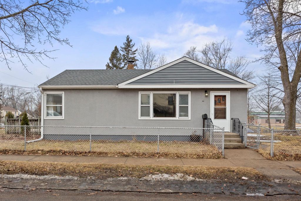Photo of 597 Flandrau Street, Saint Paul, MN 55106 (MLS # 7032174)